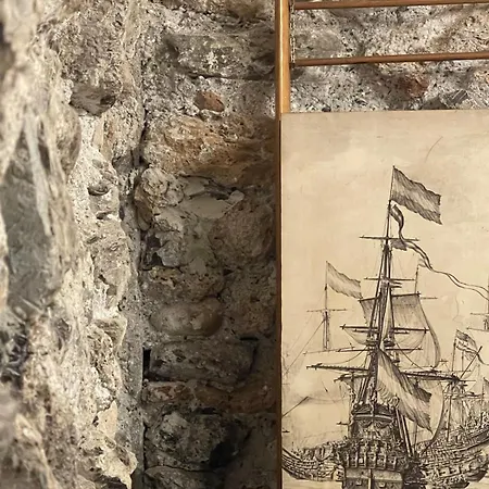 Grotta Degli Arechi - *