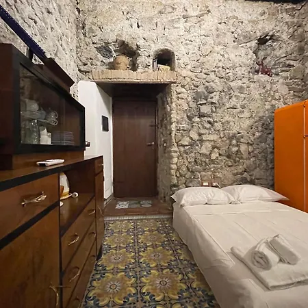 Grotta Degli Arechi - *